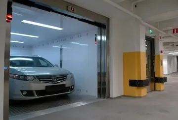 Elevador de veículos com automóvel na cabine
