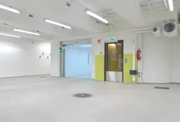 Elevador de carga em área industrial