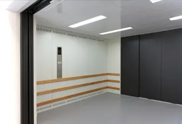 Elevador de carga com portas abertas