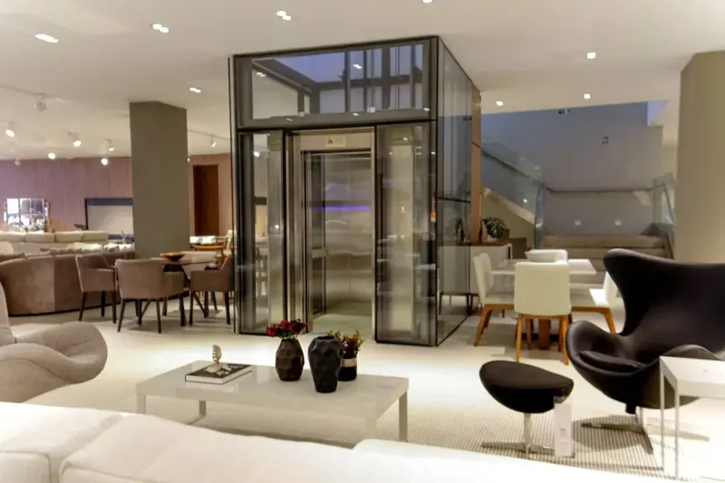 Elevador comercial panorâmico em lobby