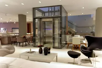 Elevador comercial panorâmico em lobby