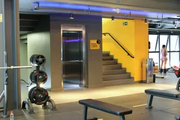 Elevador comercial em academia
