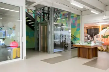 Elevador comercial em espaço corporativo
