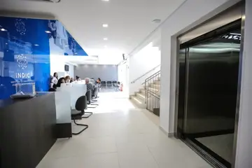 Elevador hospitalar em recepção de clínica