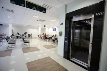 Elevador hospitalar em área de espera