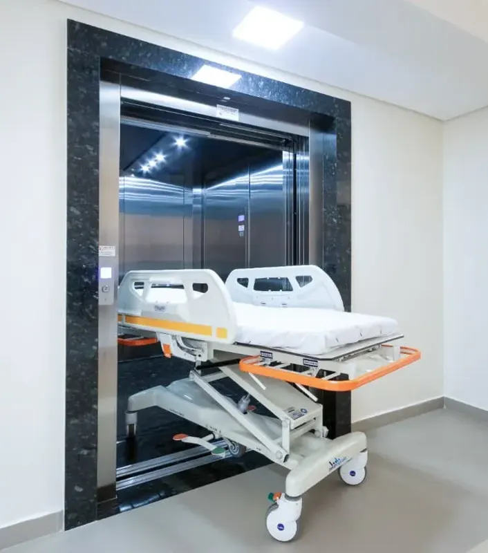 Elevador hospitalar com maca-leito