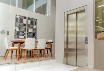 Elevador predial em hall residencial