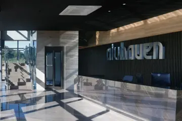 Elevador predial em recepção corporativa
