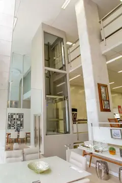 Elevador residencial em pé-direito duplo