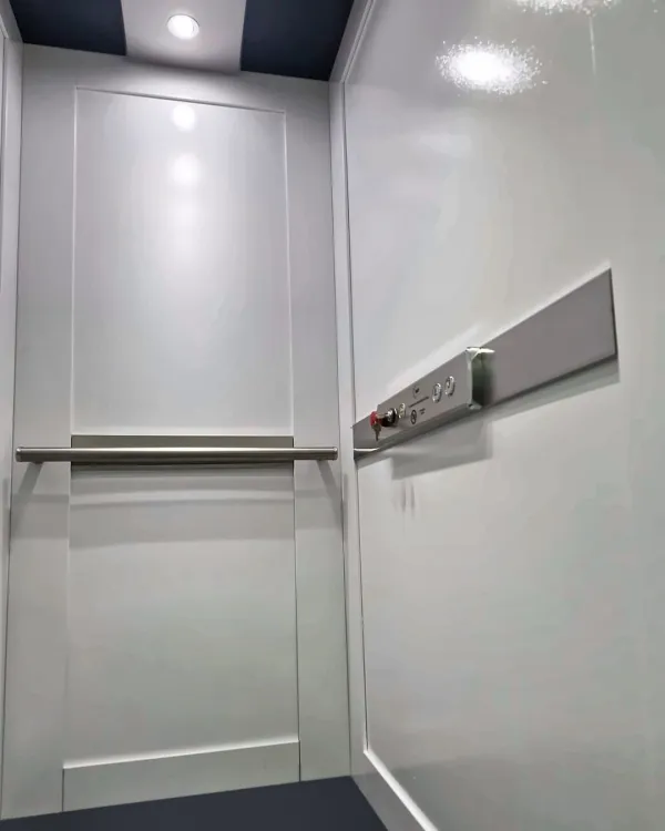 Botoeira em inox com botão de emergência na parede da cabine